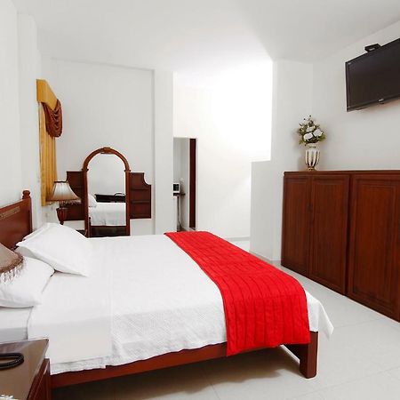 Hotel Versailles Internacional Guayaquil Exteriör bild